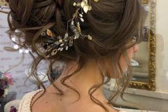 hermoso cabello recogido con arreglo con flores