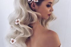 cabello con petalos de flor