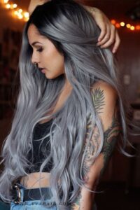 cabello suelto color gris