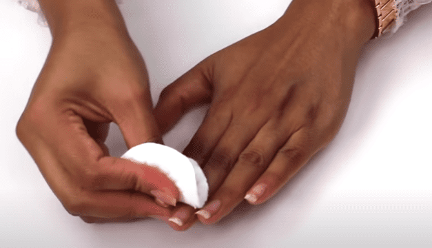 limpiar las uñas con acetona